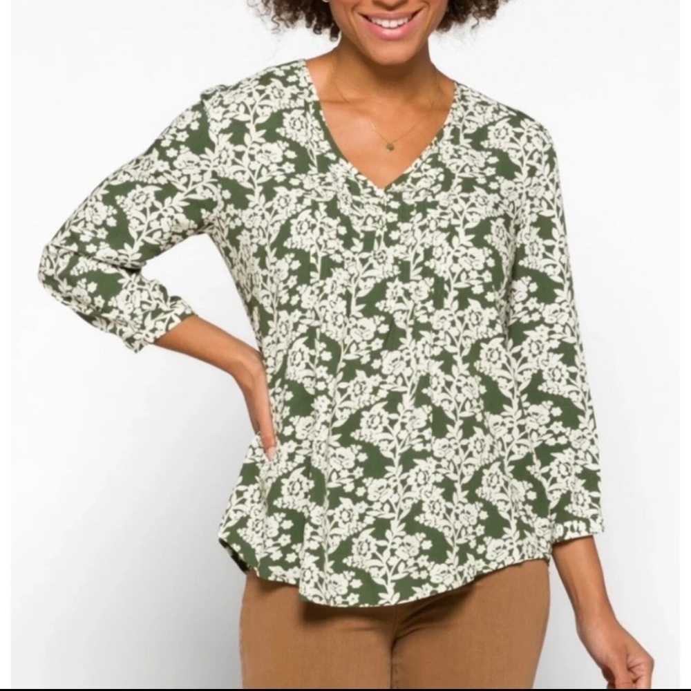 Fun 2 Fun Green and White Floral Pleated V-neckline 3/4 Sleeve Boho Blouse Small
